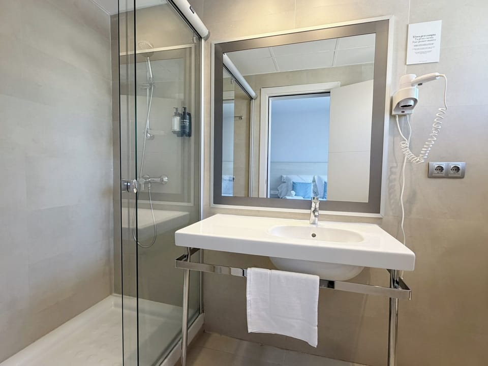 Comfort Double Room, 1 Bedroom, Balcony, Sea View | Bathroom | Hair dryer, towels