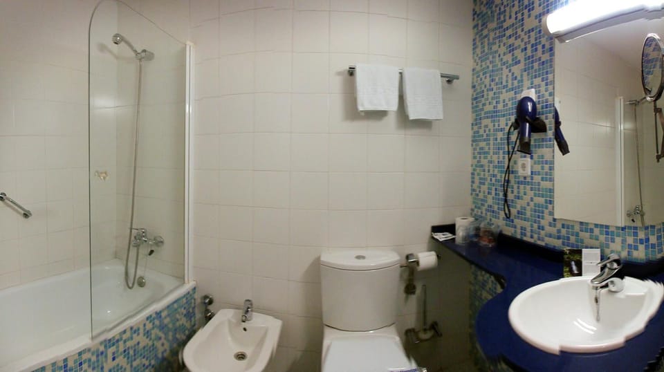 Bathtub, free toiletries, hair dryer, towels