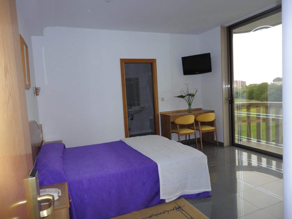 In-room safe, desk, soundproofing, cribs/infant beds