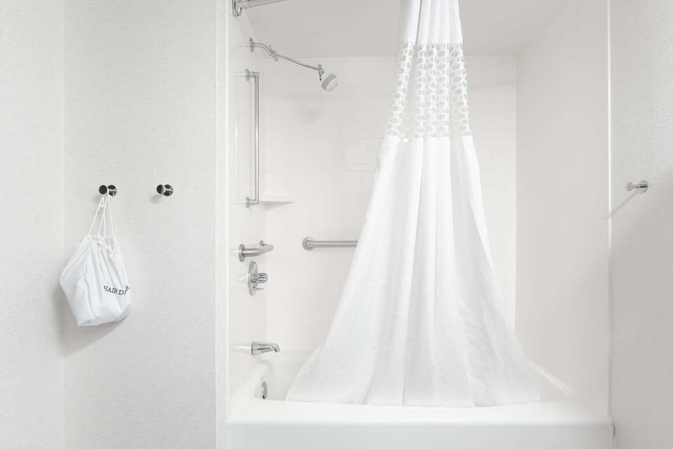 Room, 1 King Bed, Accessible, Microwave (Mobility and Hearing) | Bathroom | Combined shower/tub, towels