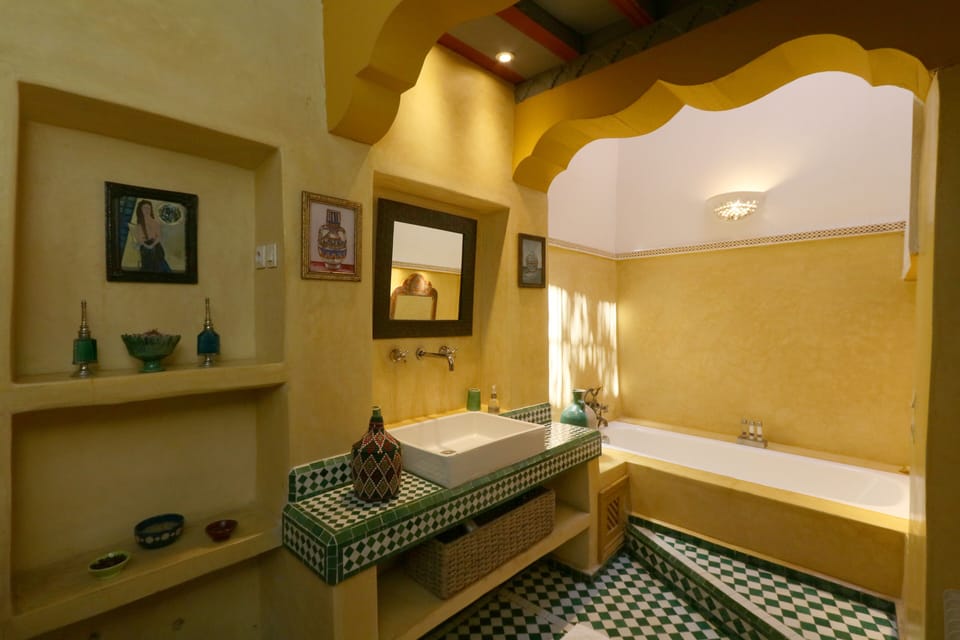 Royal Suite, Garden Area (extra beds possible) | Bathroom | Free toiletries, hair dryer, towels