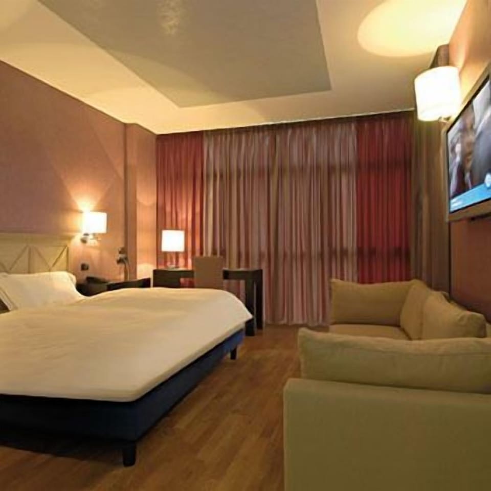 Minibar, in-room safe, desk, soundproofing