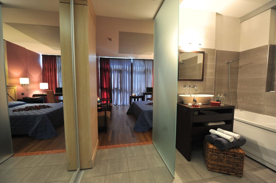 Junior Suite | Minibar, in-room safe, desk, soundproofing