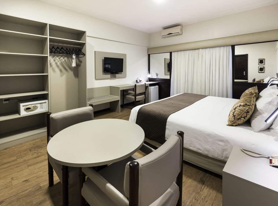 Quarto Luxo, 1 cama casal  | Minibar, in-room safe, desk, laptop workspace