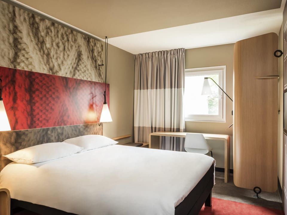 Pillowtop beds, desk, laptop workspace, blackout drapes