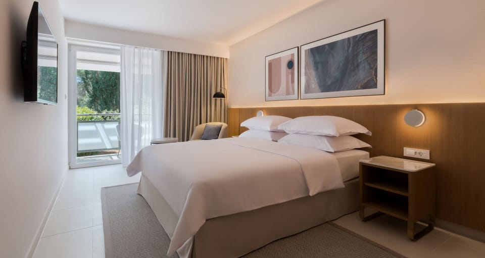 Junior Suite, Balcony, Partial Sea View | Hypo-allergenic bedding, minibar, in-room safe, desk