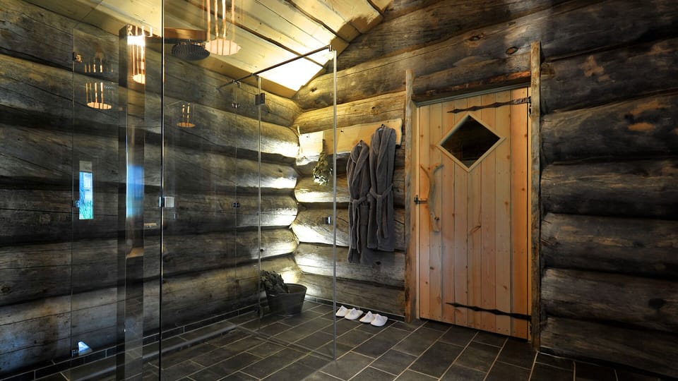 Couples treatment rooms, sauna, hot tub, Turkish bath, body treatments