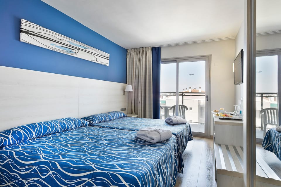 In-room safe, desk, WiFi (free), bed sheets