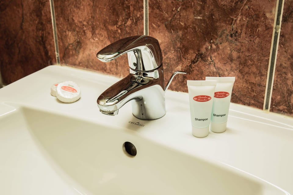Comfort Double Room | Bathroom | Shower, free toiletries, hair dryer, towels