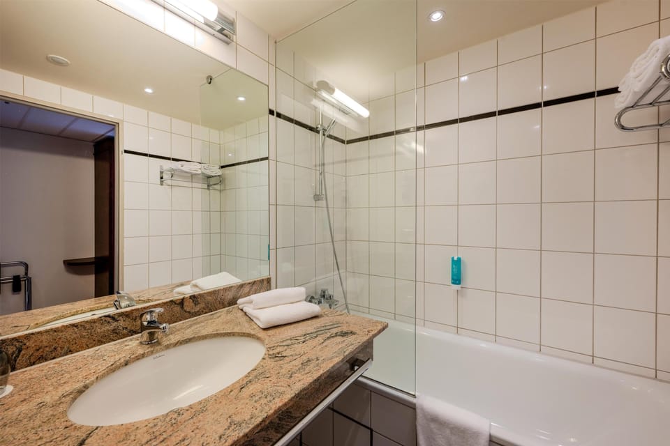 Combined shower/tub, eco-friendly toiletries, hair dryer, towels