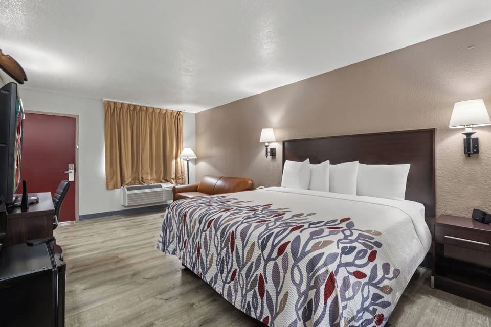 Deluxe Room, 1 King Bed, Non Smoking | Desk, laptop workspace, blackout drapes, iron/ironing board