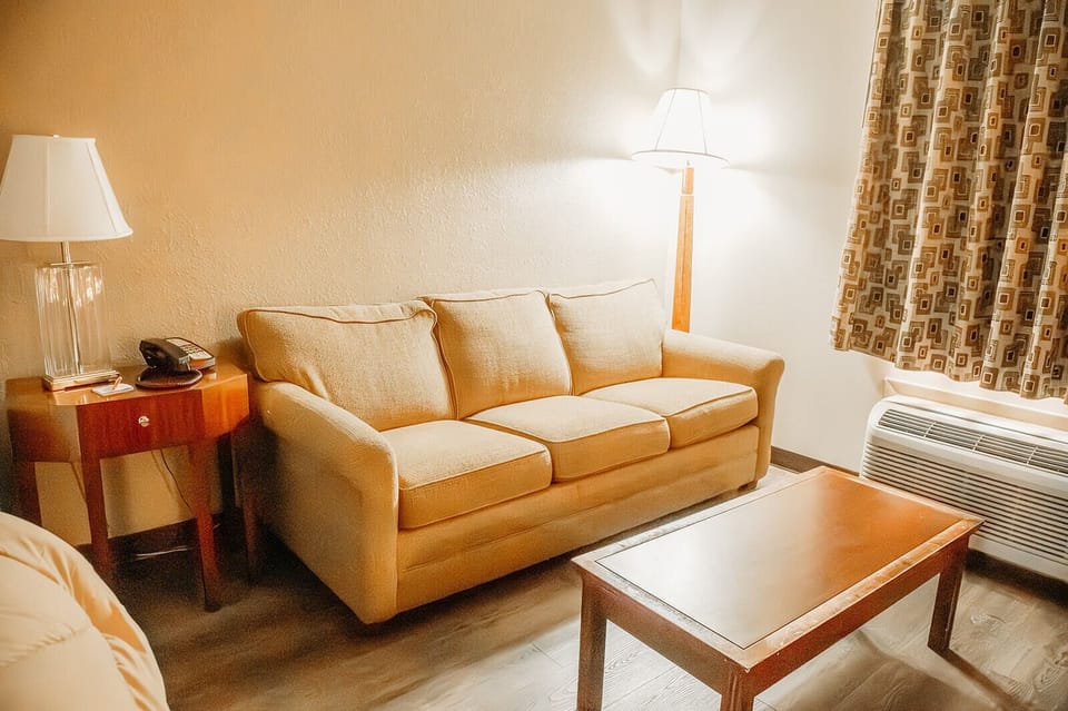 Room, 1 King Bed, Non Smoking | Premium bedding, desk, iron/ironing board (on request), alarm clocks