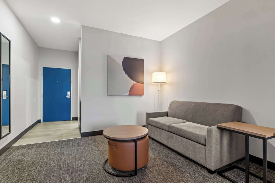 Studio, 1 King Bed | Premium bedding, pillowtop beds, desk, laptop workspace