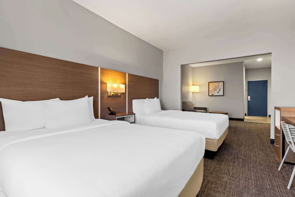 Studio, Multiple Beds | Premium bedding, pillowtop beds, desk, laptop workspace