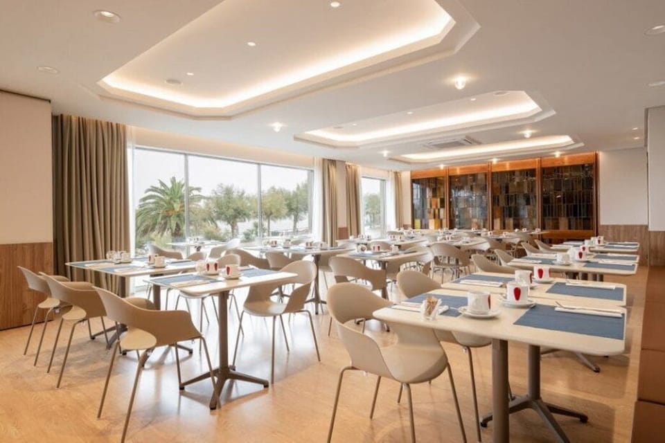 12 restaurants, breakfast, lunch, dinner served; international cuisine