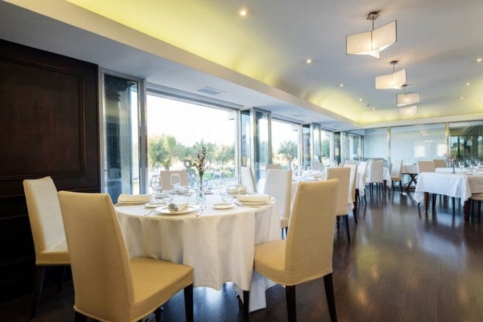 12 restaurants; breakfast, lunch, and dinner served