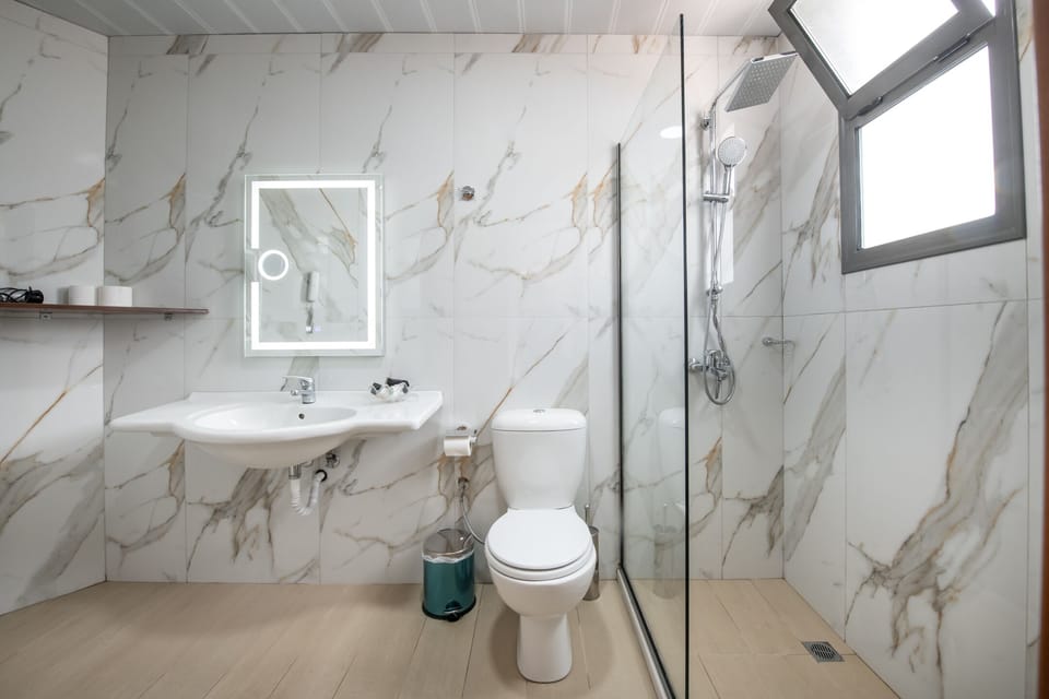 Triple Room | Bathroom | Free toiletries, hair dryer, bathrobes, towels