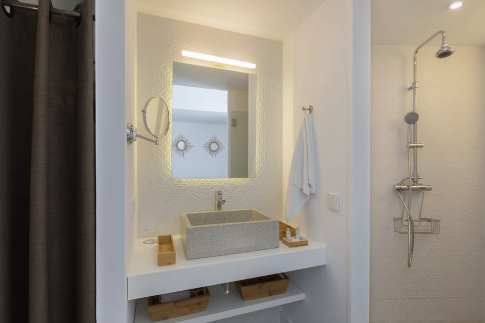 Junior Suite, Terrace, Pool View | Bathroom | Shower, free toiletries, hair dryer, towels