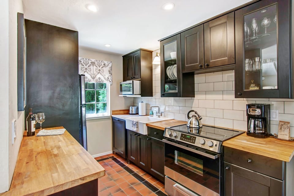 1-Bedroom Loft Bungalow, King Bed, Sofa Bed, Full Kitchen, Private Backyard with BBQ | Private kitchen | Microwave, coffee/tea maker, electric kettle, toaster