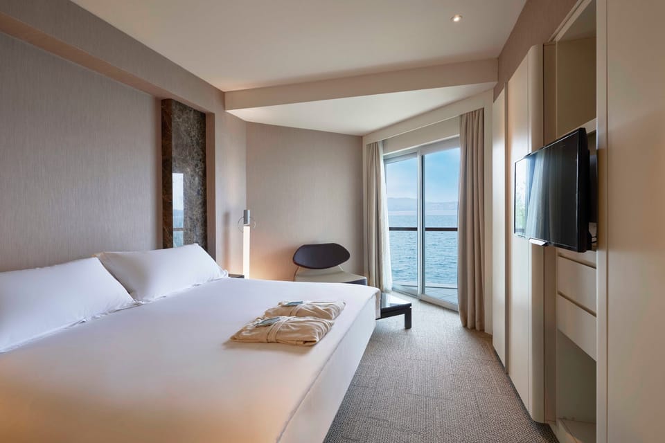 Senior Suite | In-room safe, desk, blackout drapes, soundproofing