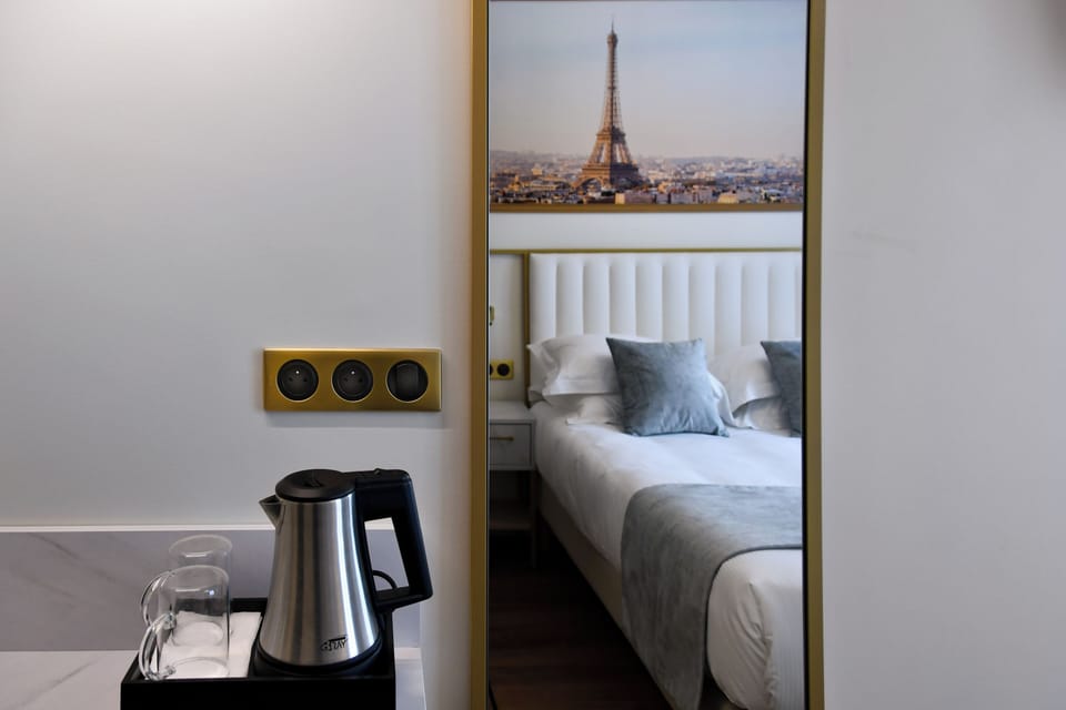 Single Room | Minibar, in-room safe, soundproofing, iron/ironing board
