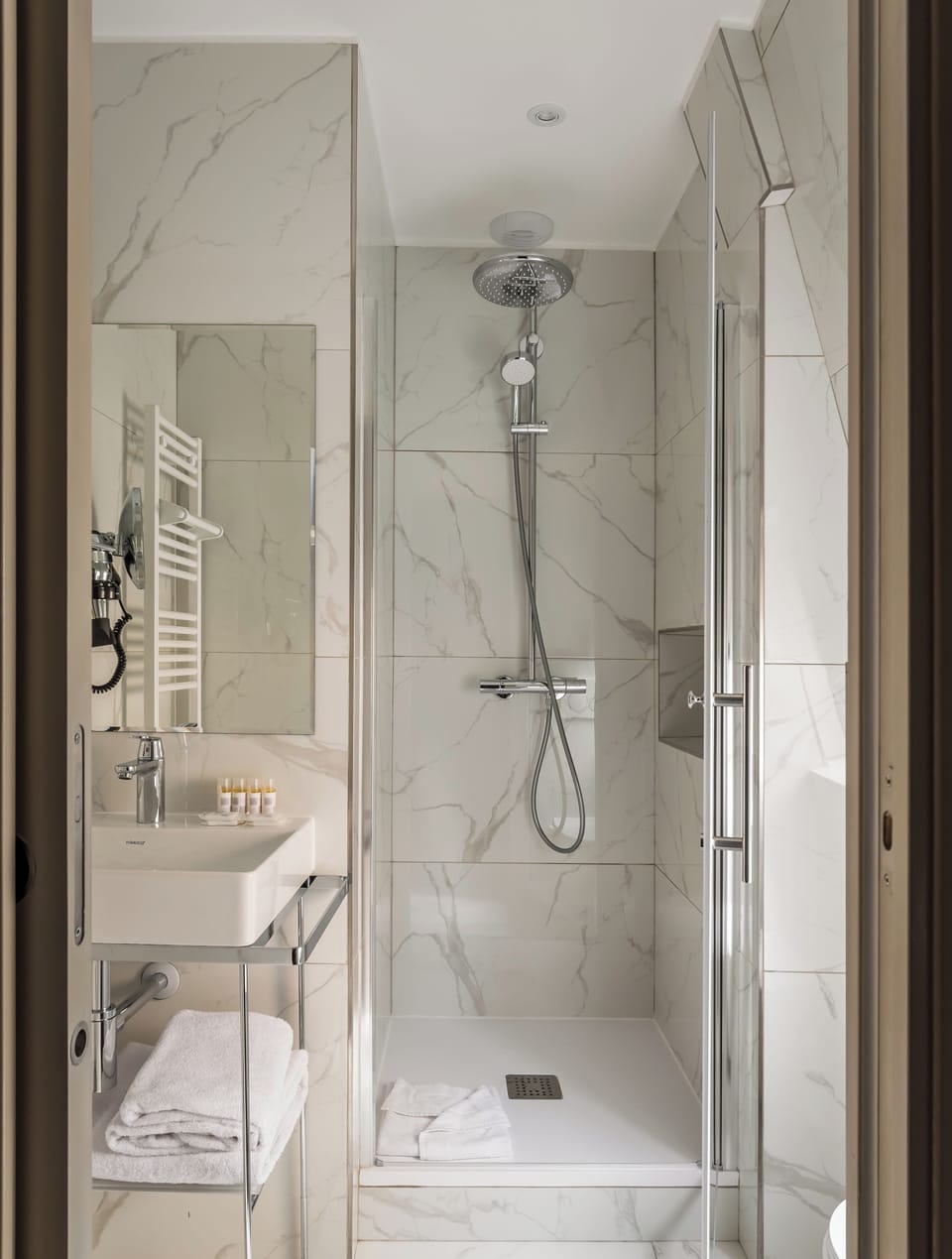 Superior Double Room | Bathroom | Hair dryer, towels, soap, shampoo