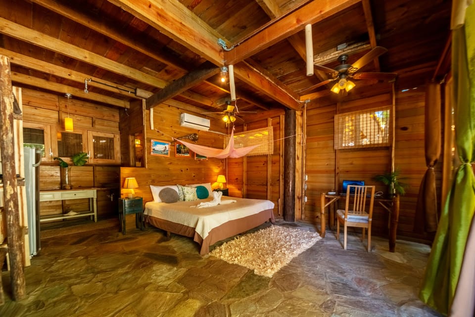 Junior Suite | In-room safe, individually decorated, individually furnished
