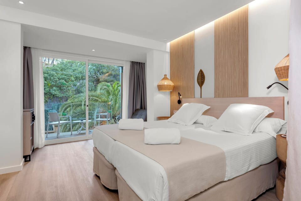 Double Room, Balcony (Silver) | In-room safe, desk, soundproofing, free WiFi