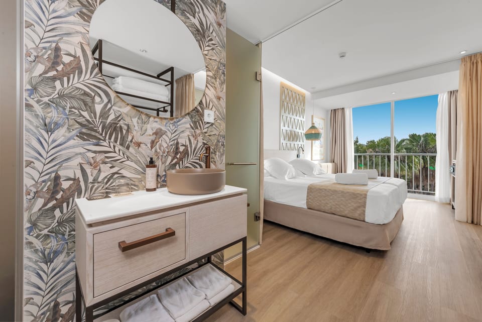 In-room safe, desk, soundproofing, free WiFi