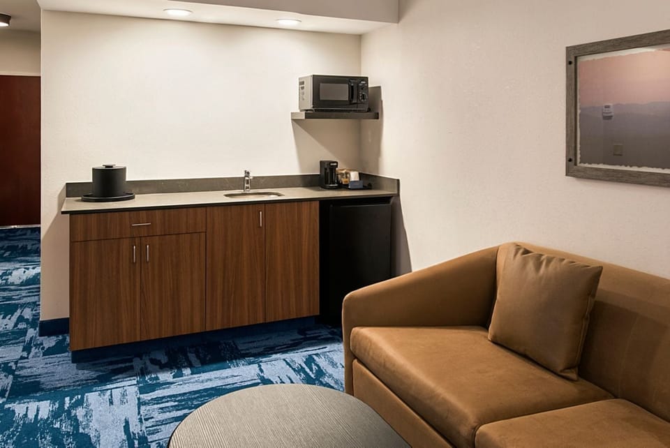 Studio, 1 King Bed with Sofa bed | Private kitchenette | Fridge, microwave, coffee/tea maker