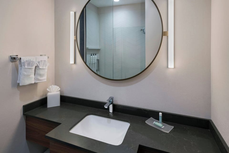 Combined shower/tub, hair dryer, towels
