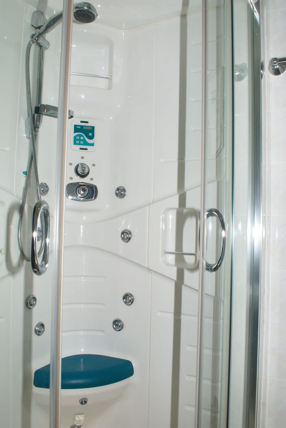 Classic Triple Room | Bathroom | Shower, free toiletries, hair dryer, towels