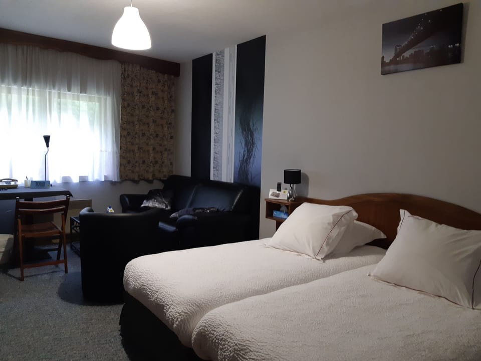 Executive Double or Twin Room | Minibar, in-room safe, desk, soundproofing