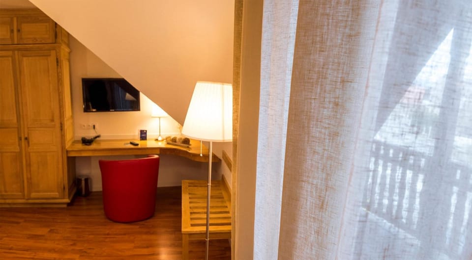 Desk, laptop workspace, blackout drapes, free WiFi