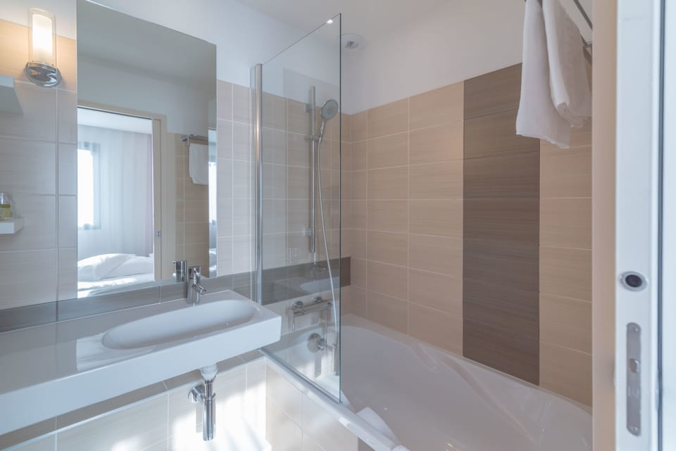 Standard Single Room | Bathroom | Bathtub, towels