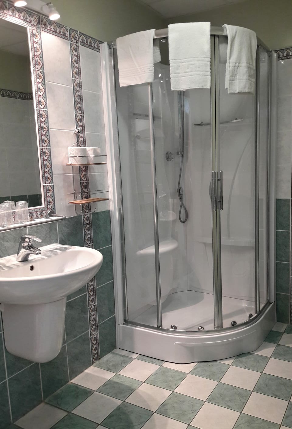 Combined shower/tub, eco-friendly toiletries, towels