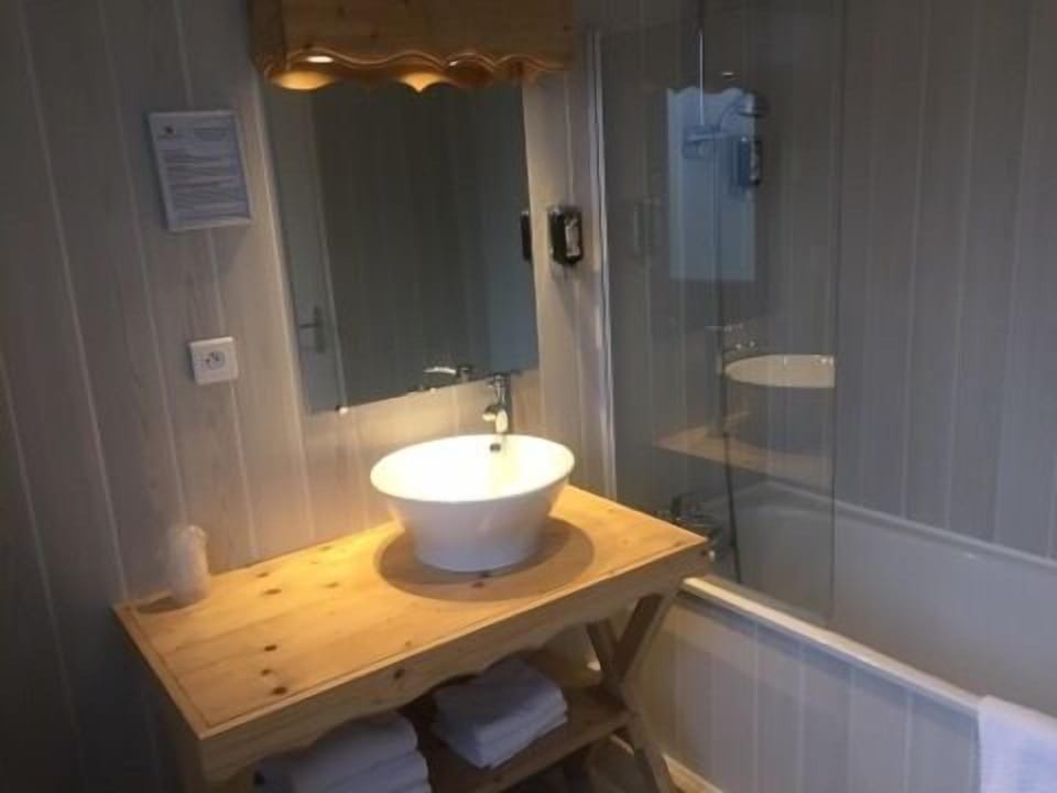 Classic Double Room, Annex Building | Bathroom | Hair dryer, towels