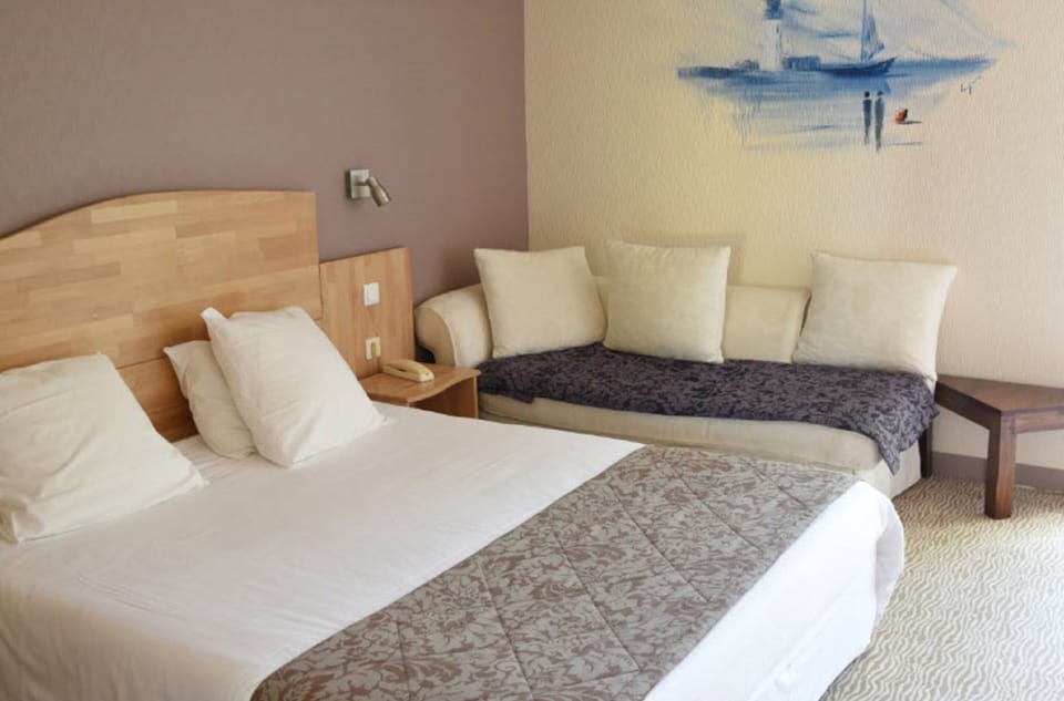 Comfort Quadruple Room | Desk, iron/ironing board, free WiFi, bed sheets