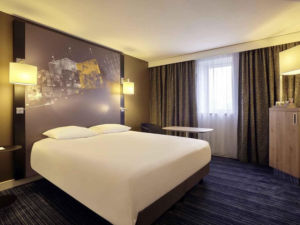 Pillowtop beds, minibar, in-room safe, blackout drapes