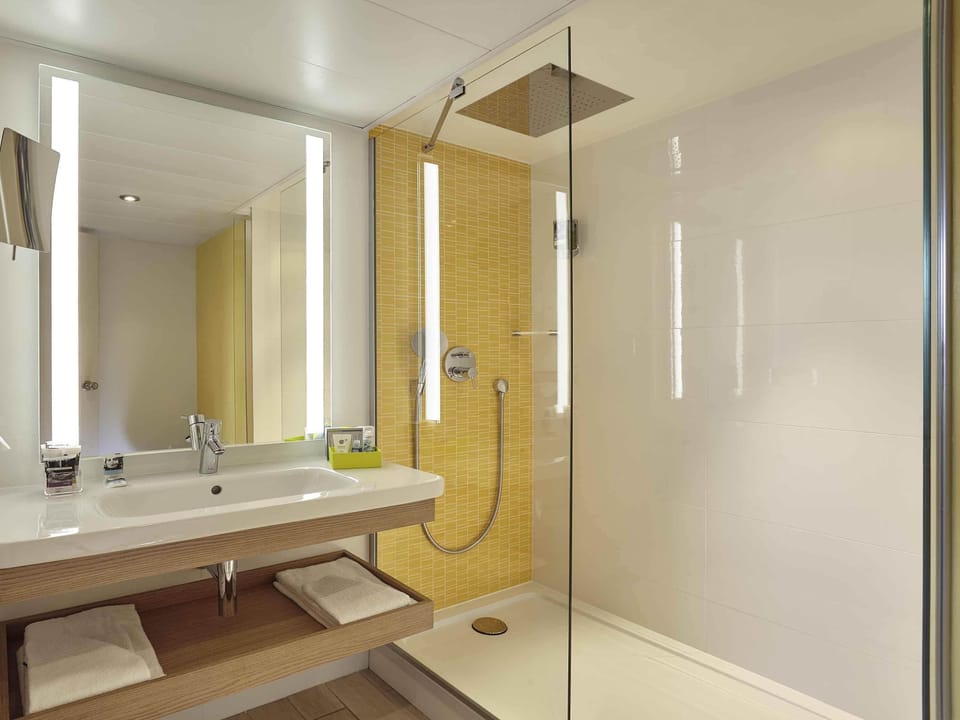 Pillowtop beds, minibar, in-room safe, blackout drapes