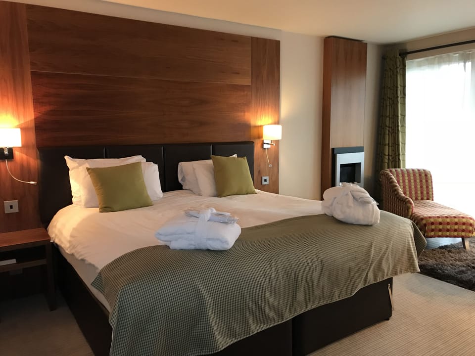 Desk, laptop workspace, free WiFi, bed sheets