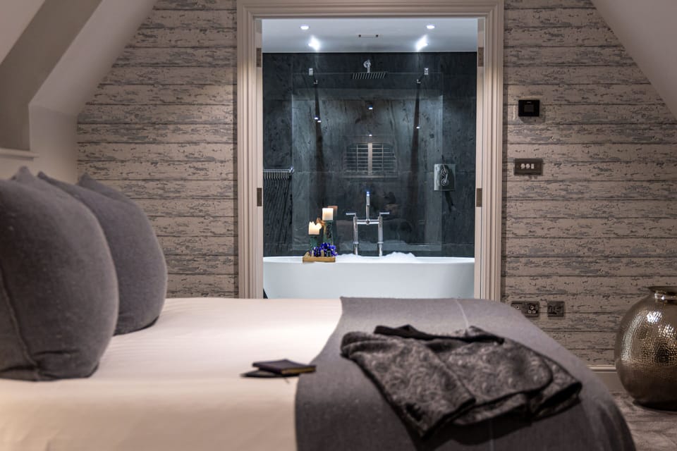 Studio Suite | Egyptian cotton sheets, premium bedding, in-room safe, desk