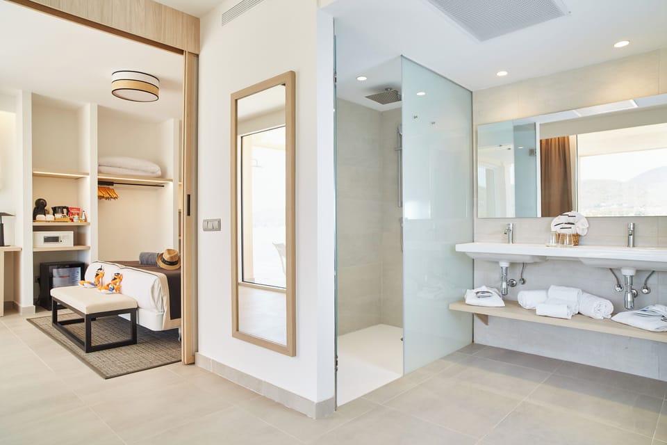Presidential Room (Suite) | In-room safe, desk, cribs (free), WiFi (free)