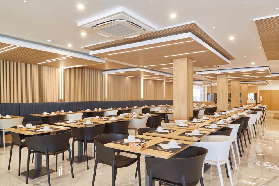 2 restaurants; breakfast, lunch, and dinner served