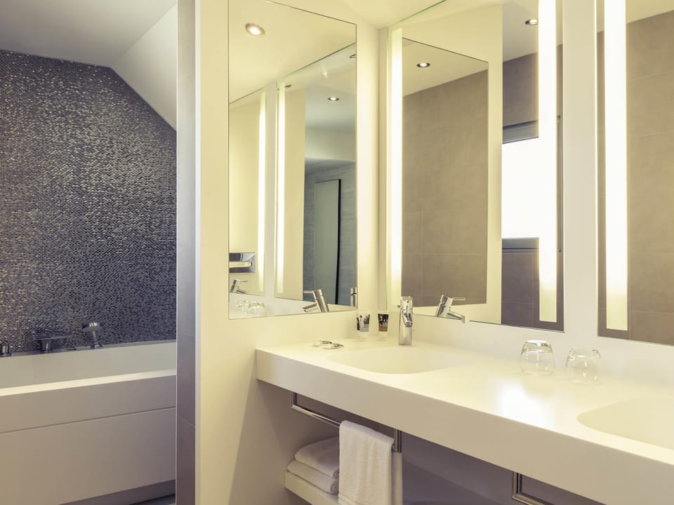 Executive Suite, 1 King Bed with Sofa bed | Premium bedding, in-room safe, blackout drapes, soundproofing