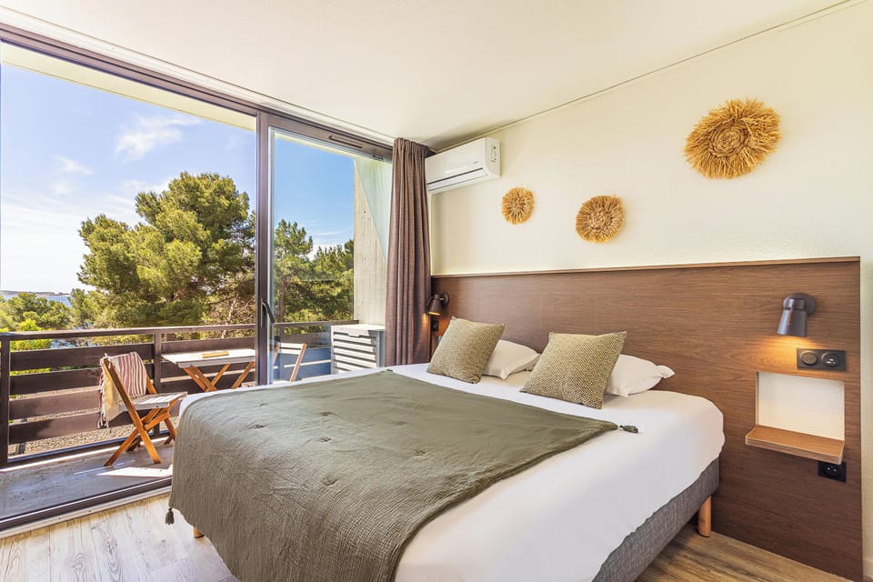 In-room safe, free WiFi, bed sheets