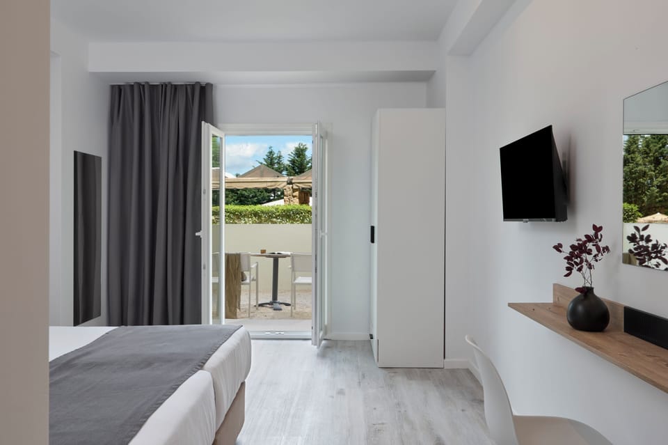 Basic Double or Twin Room, Garden View | 1 bedroom, Select Comfort beds, in-room safe, soundproofing