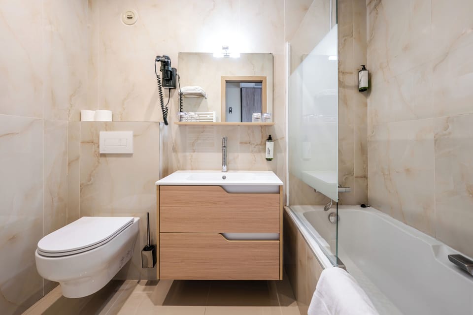 Standard Double Room | Bathroom | Rainfall showerhead, free toiletries, hair dryer, towels