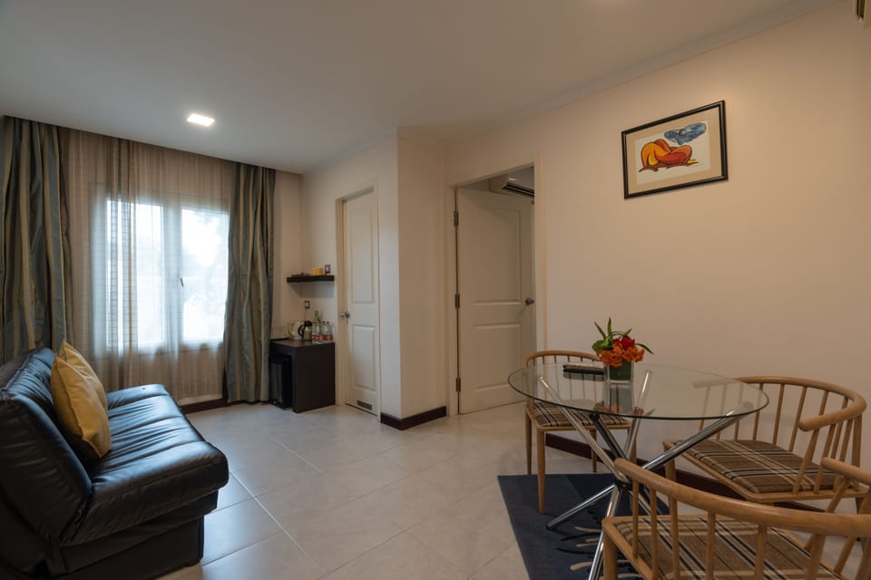 Luxury Suite  | Living area | 32-inch LCD TV with satellite channels, fireplace