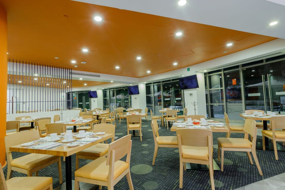 Breakfast, lunch, dinner served; international cuisine, alfresco dining 